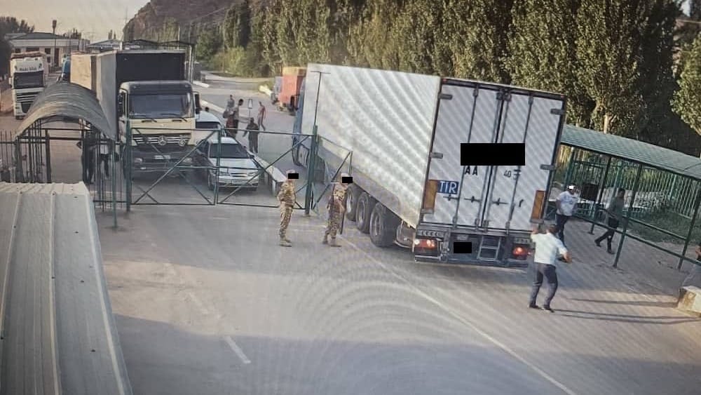 Контрабандист из Узбекистана лишился грузовика и товара почти на 50 млн сомов