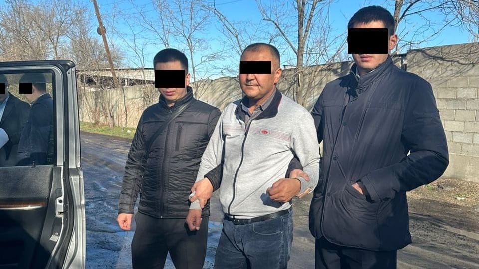 В Бишкеке за вымогательство 4.2 млн сомов арестован депутат местного кенеша Таласской области