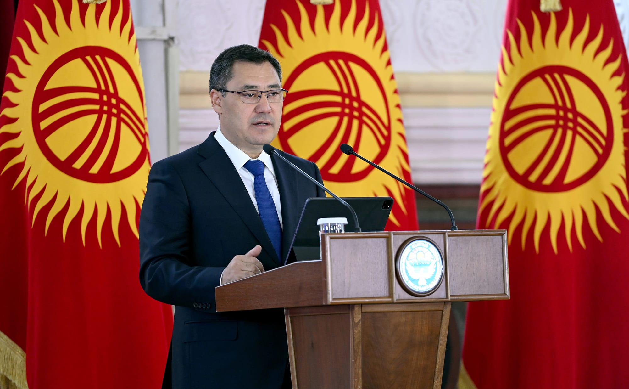 Садыр Жапаров захотел изменить флаг Кыргызстана и сделал это, подписав указ