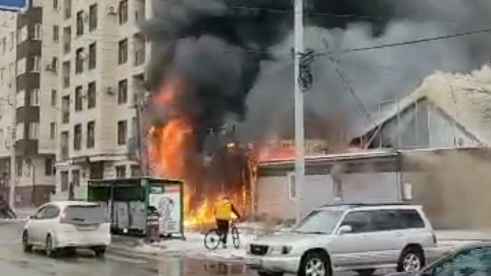 Рядом с пунктом выдачи Wildberries загорелась точка замены масла