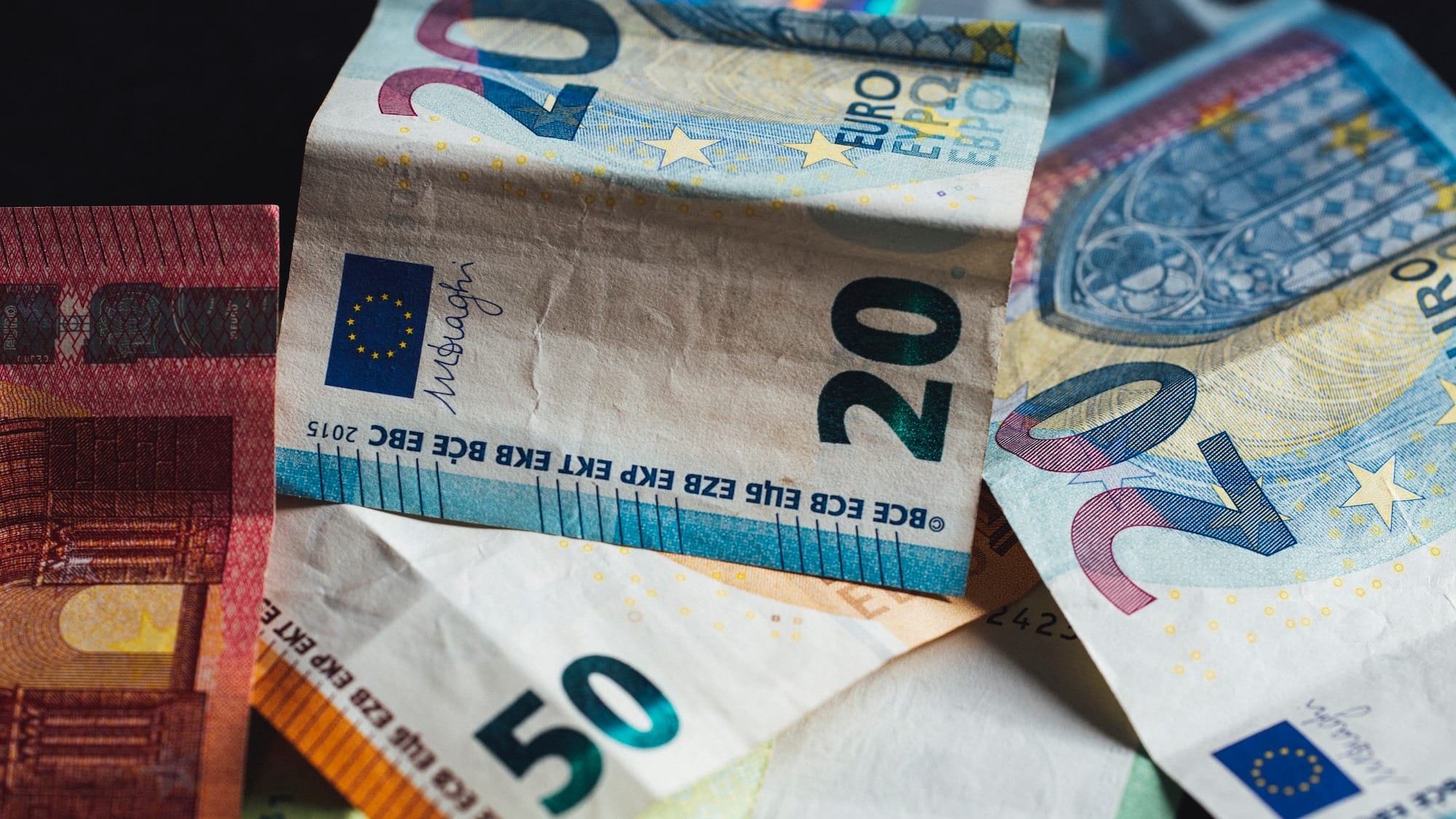 Курс валют на Моссовете: евро вновь продают дороже 98 сомов