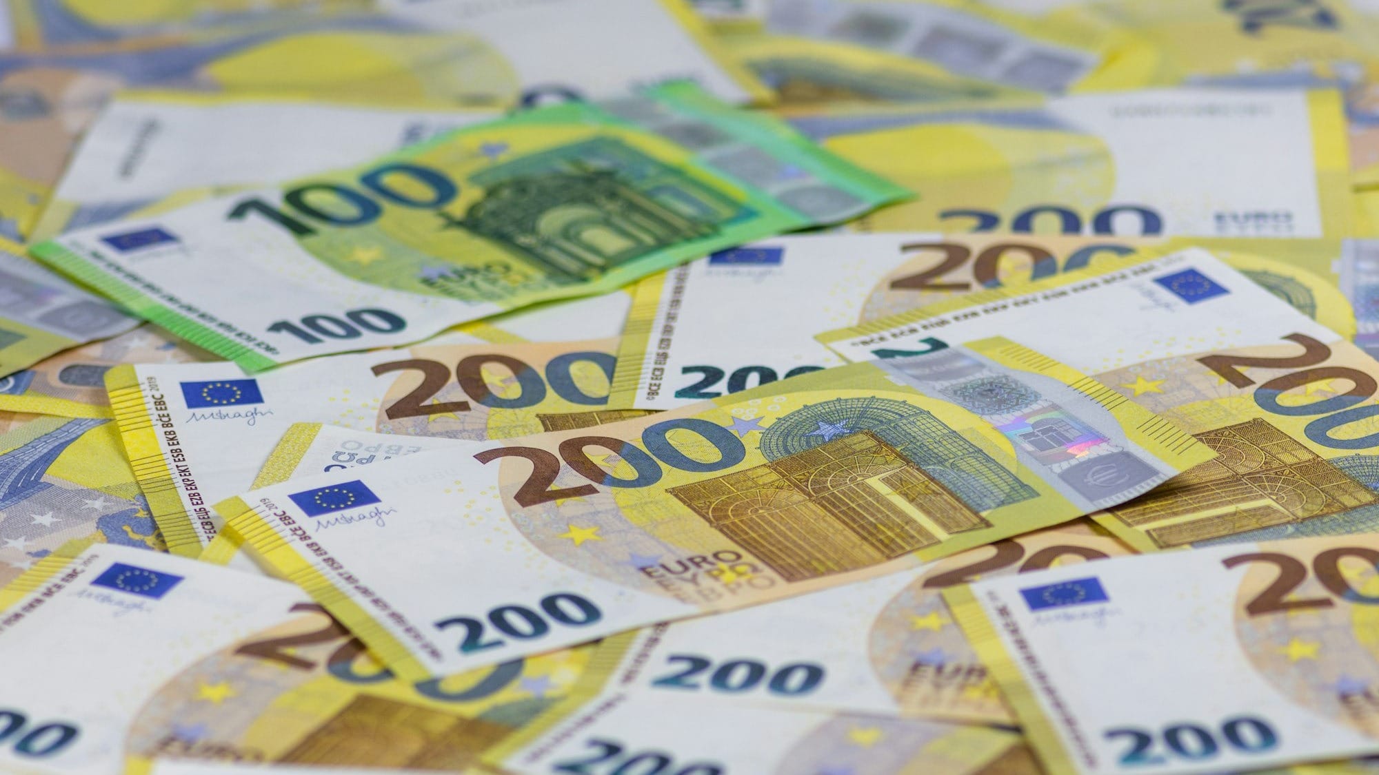 Евро подорожал больше чем на 1% — официальные курсы валют