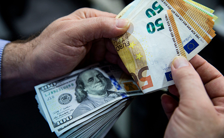 Курс валют на Моссовете: евро дешевеет, доллар стабилен