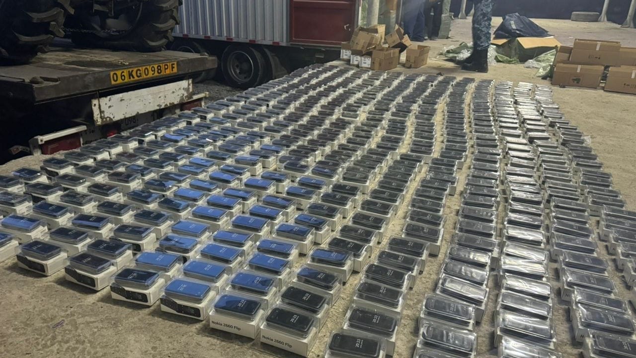 В КР под видом сельхозтехники пытались ввезти почти 19 тонн сотовых телефонов