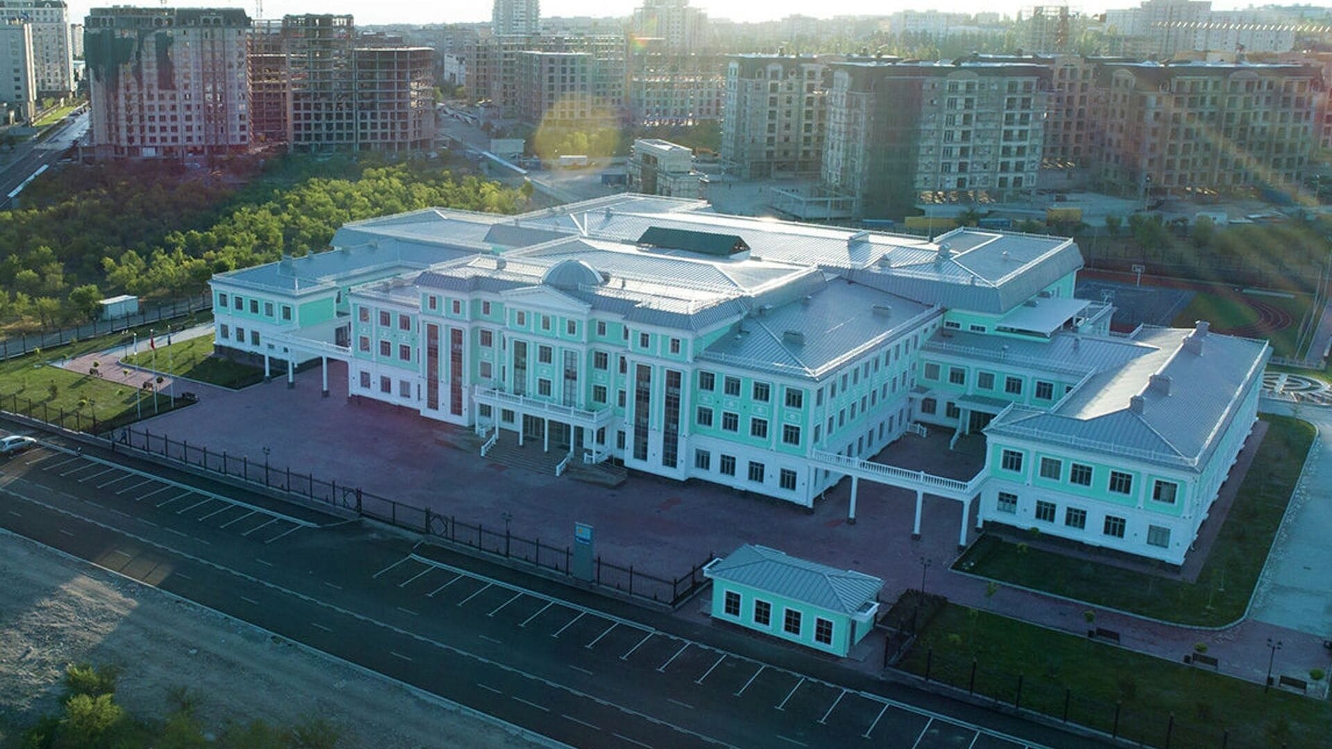 «Школа Газпром Кыргызстан» 20 лет не будет платить аренду в Бишкеке – проект постановления горкенеша