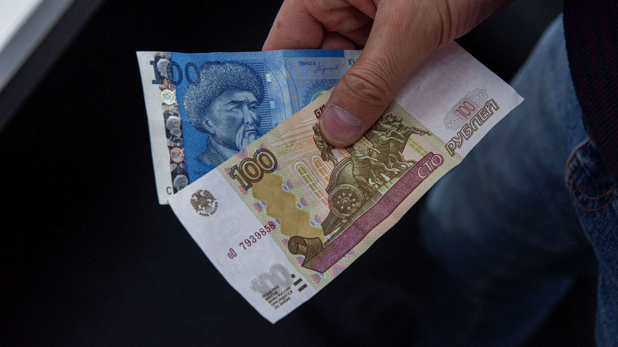Сом "просел" ко всем валютам и снова стал дешевле рубля — официальные курсы