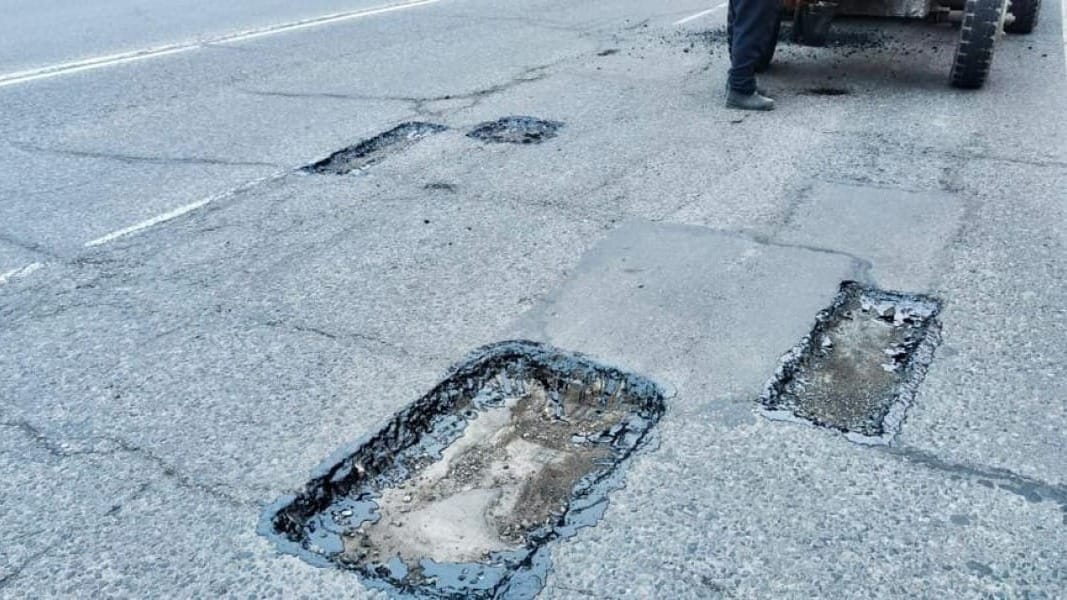 Мэрия Бишкека затеяла ямочный ремонт на центральных улицах столицы – фото