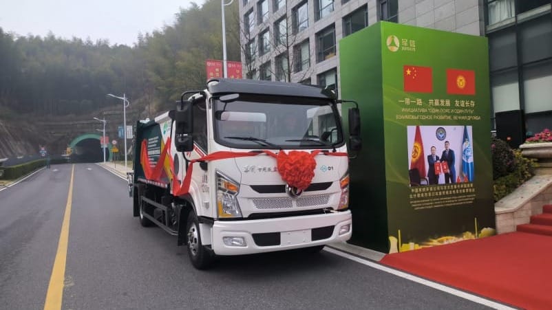 Китайская компания "Хунань Цзюнсин" передала Бишкеку два мусоровоза