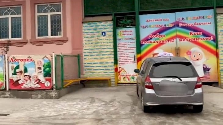 В Оше директор детсада пыталась подкупить милиционера после религиозного скандала в Сети — ее задержали