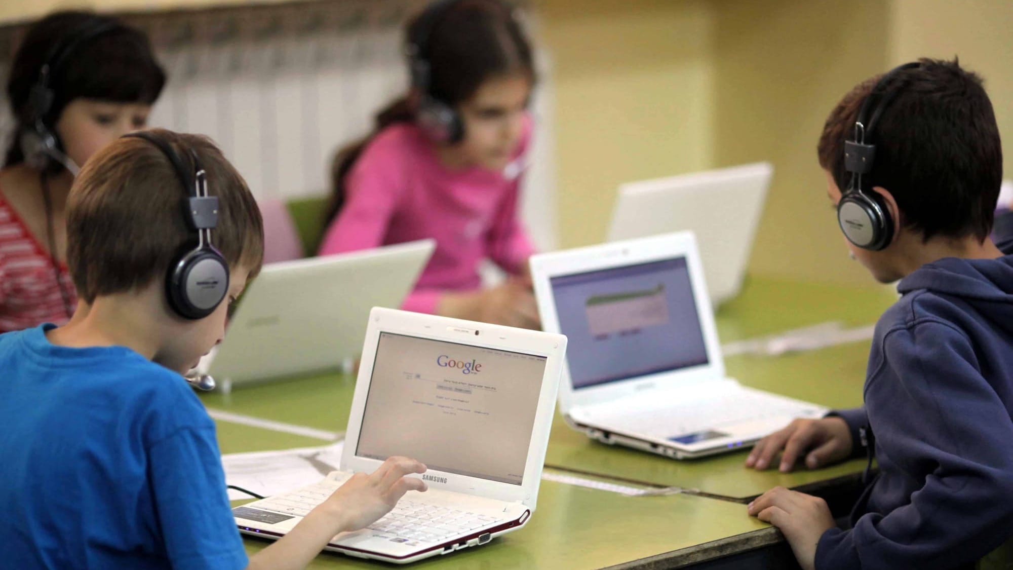 Минобразования планирует подключить к интернету более 2 тысяч школ республики