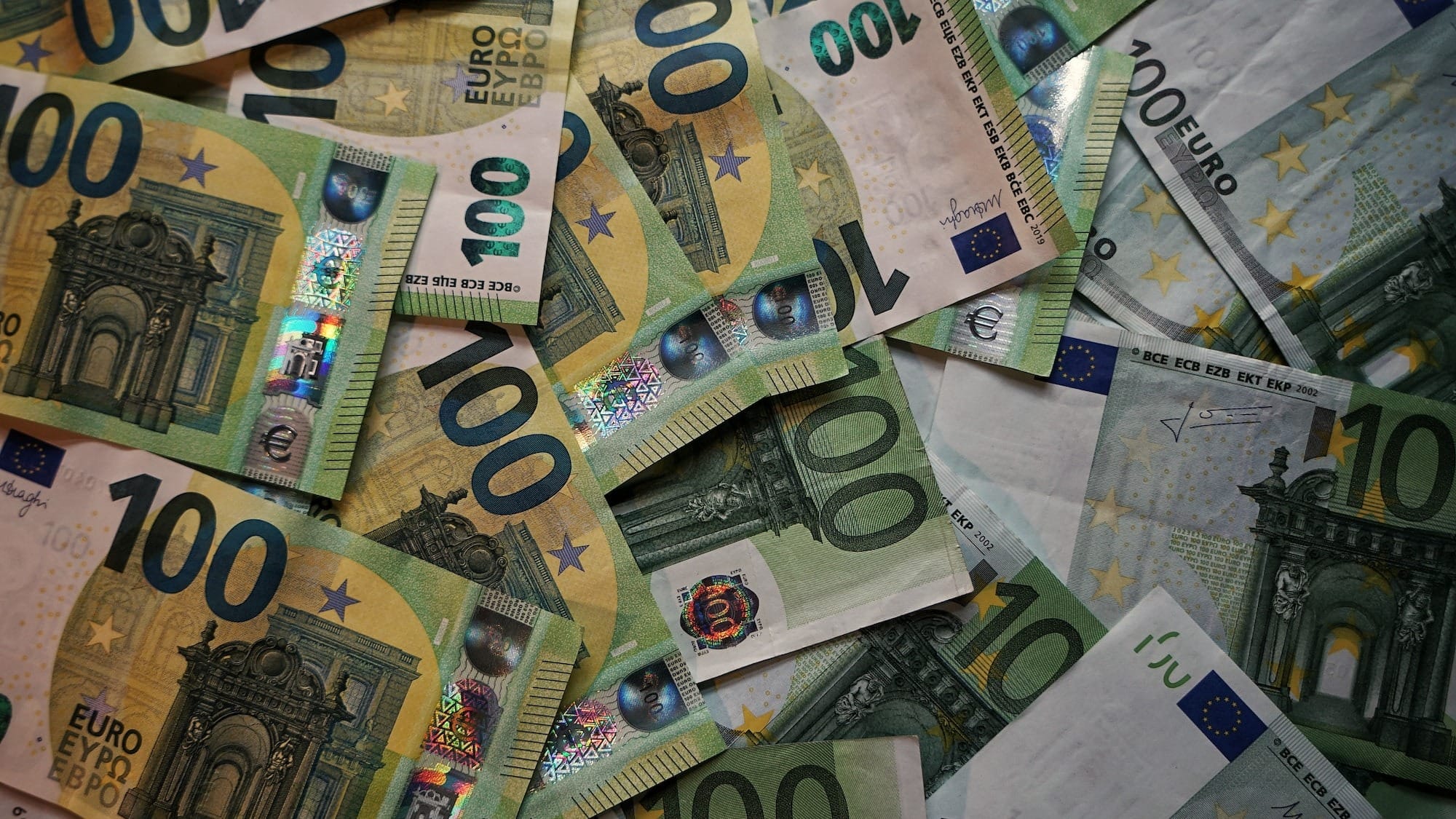 Евро подешевел, рубль подорожал — официальные курсы