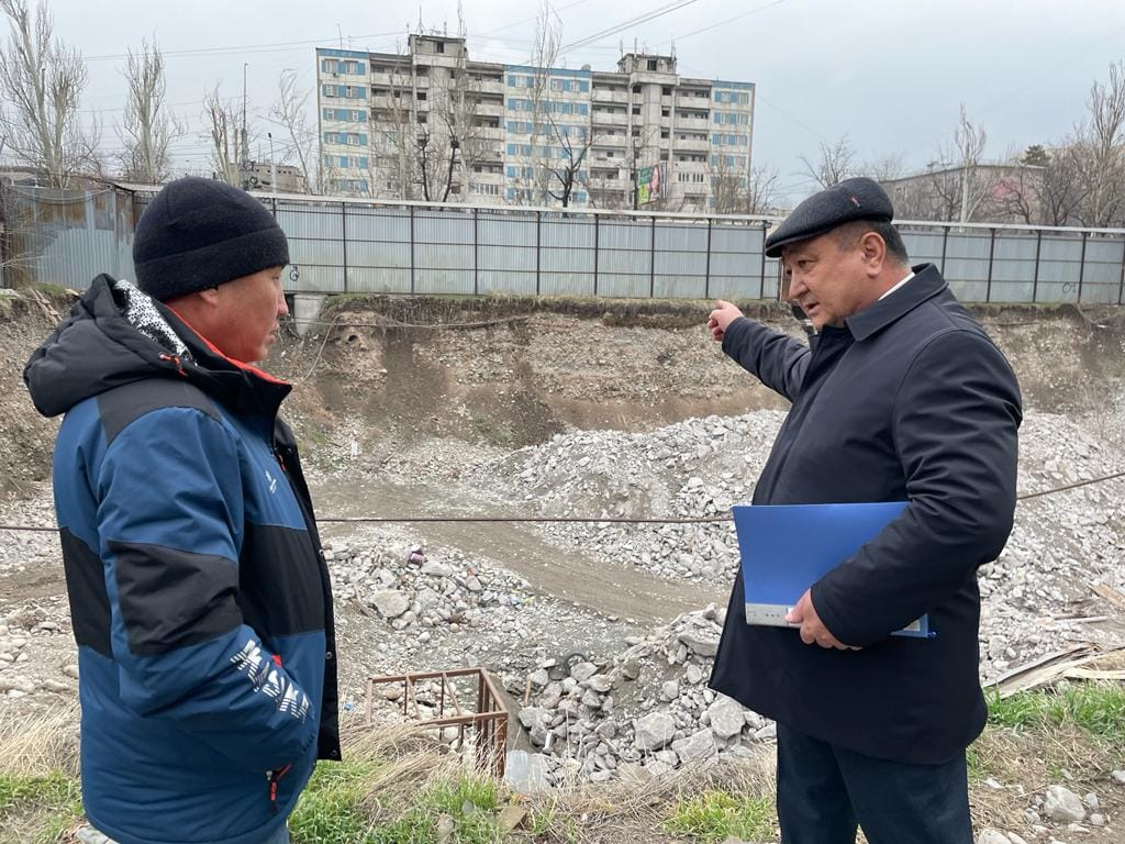 В центре Бишкека возле котлована обвалился тротуар — стройкомпании вынесли предупреждение