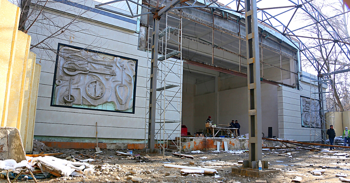 В Оше проводят реконструкцию летнего театра за 20.8 млн сомов
