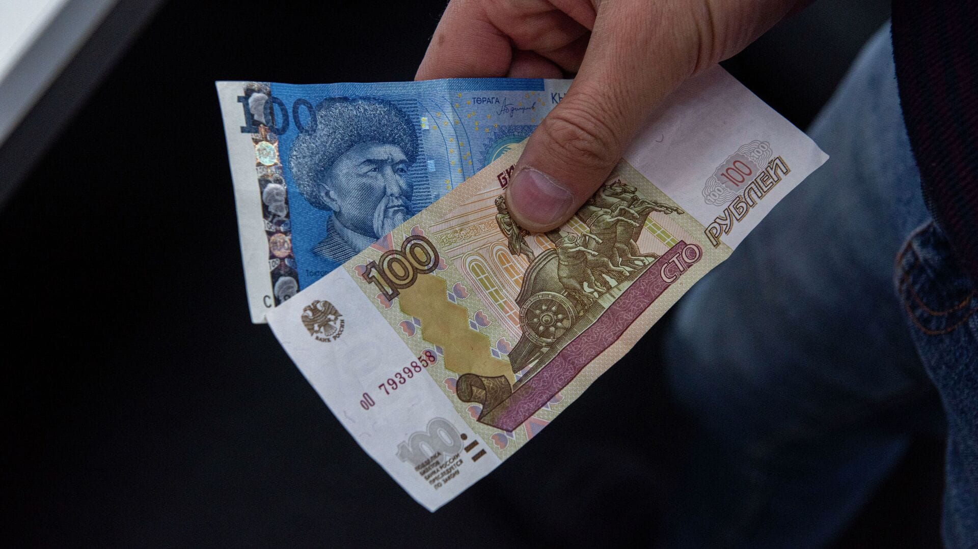 Рубль немного подорожал к сому – официальный курс валют