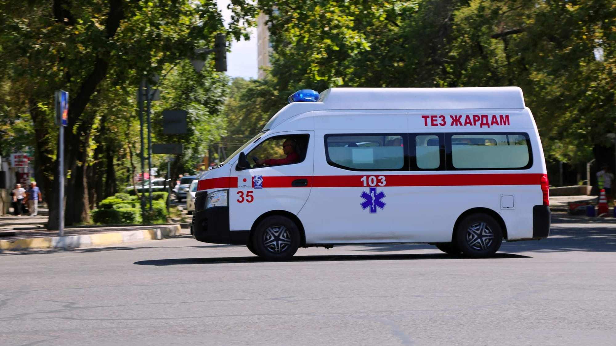 Должностные лица Станции скорой помощи присвоили зарплаты врачей на 18 млн сомов