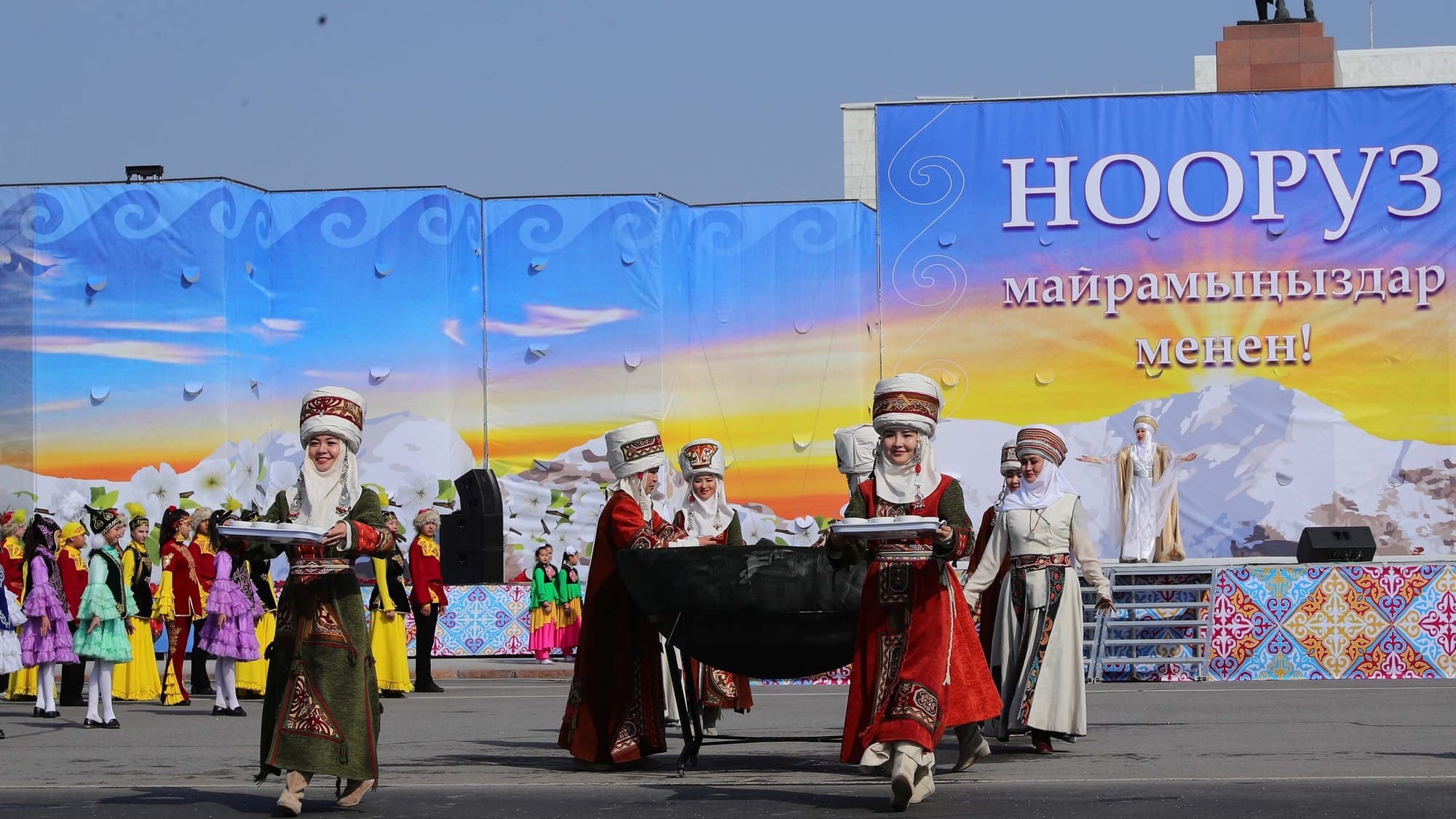 Мэрия Бишкека направит 11.5 млн сомов на праздничное оформление города