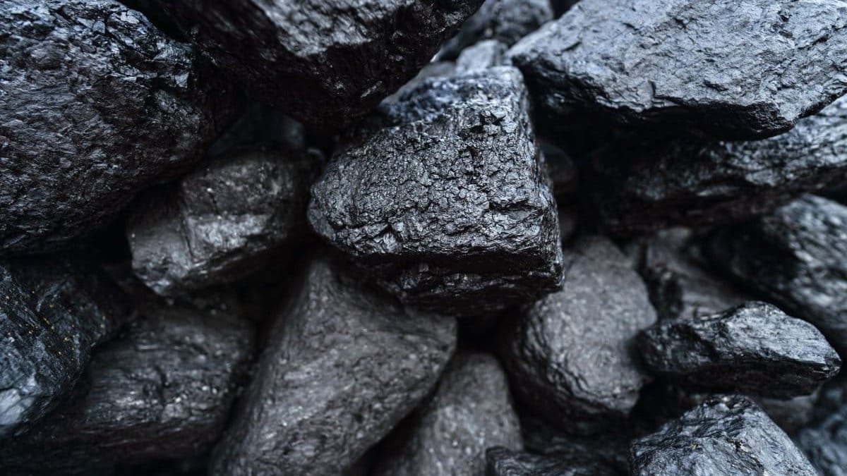 В учреждения Минтруда поставили 1.5 тысячи тонн угля на более чем 9 млн сомов