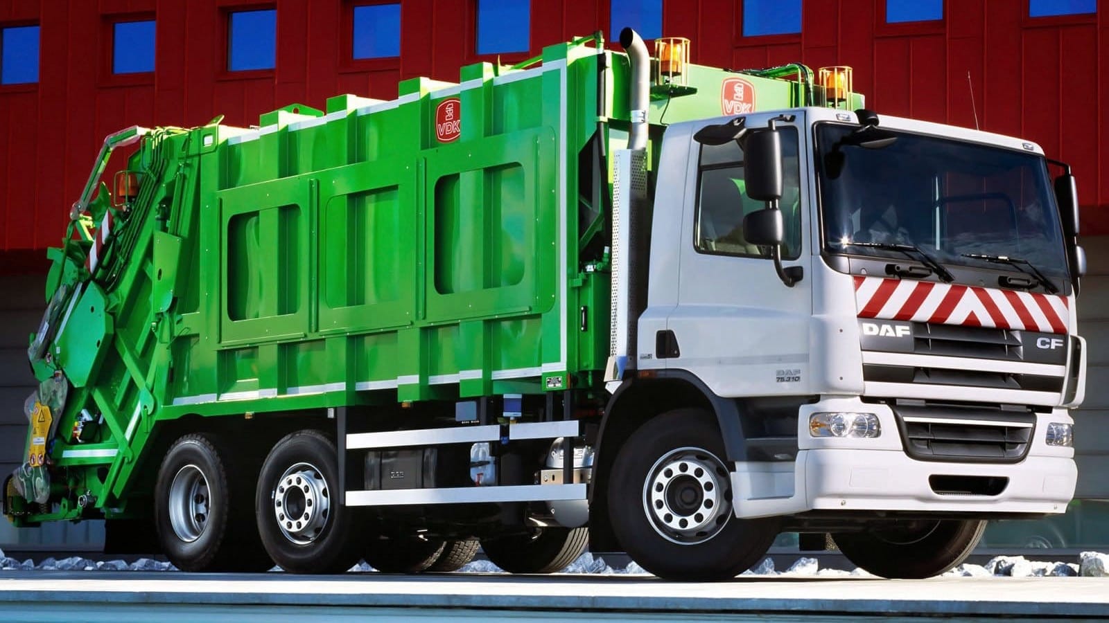 Китайская компания предоставит Кыргызстану два мусоровоза за $150 тысяч