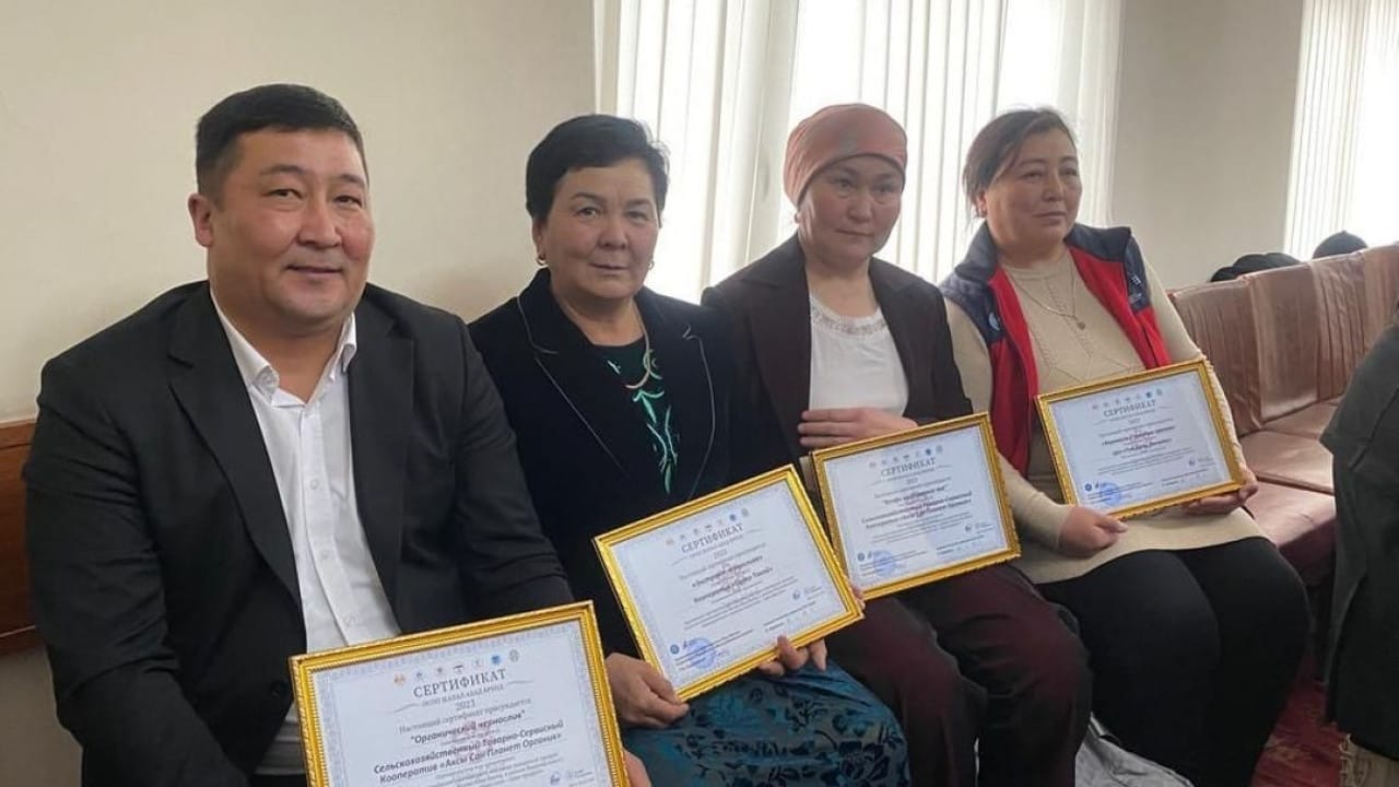 Четыре предпринимателя Джалал-Абадской области получили сертификат проекта «Одно село – один продукт»