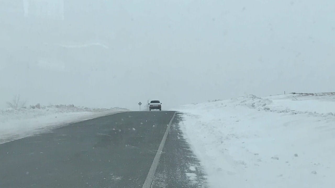 Из-за обильного снегопада в КР перекрыли три дороги
