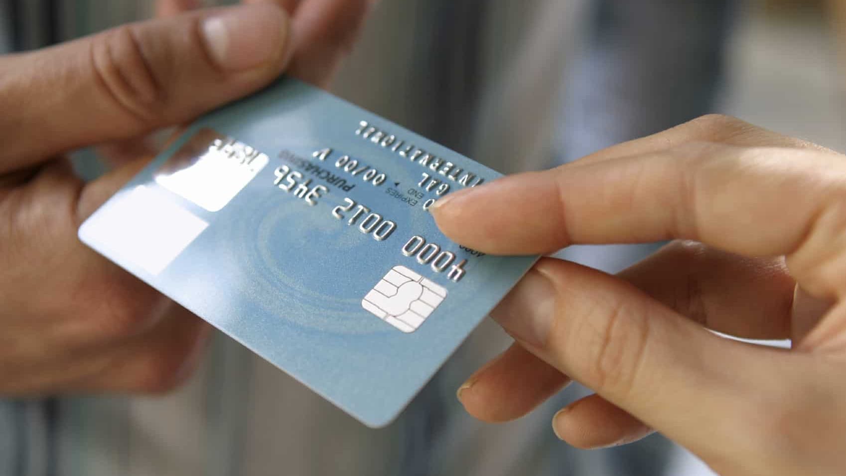 Микрофинансовые организации в КР смогут выпускать кредитные карты