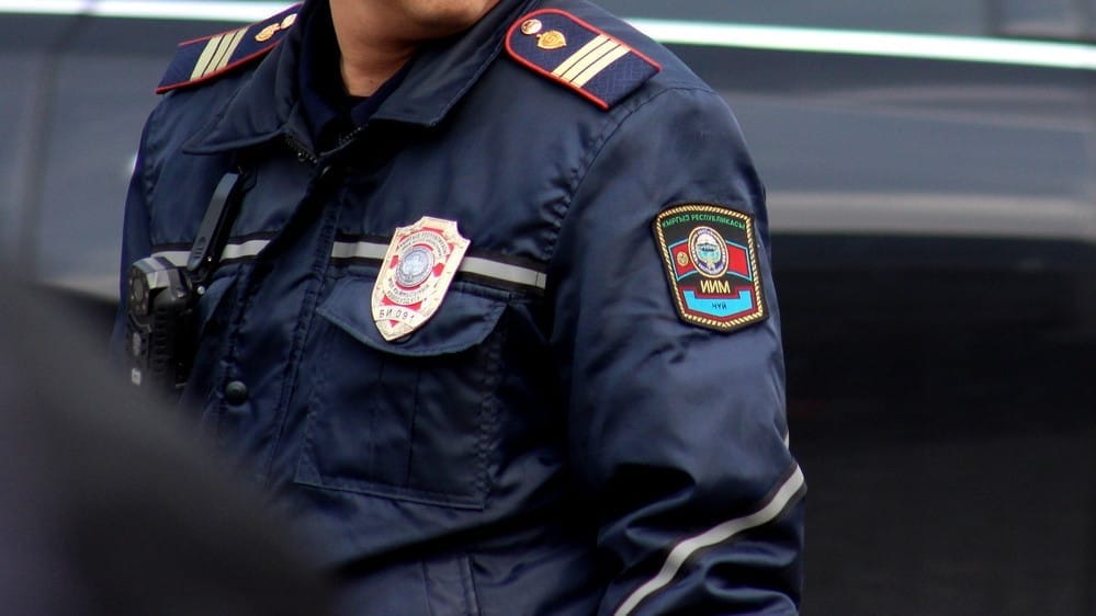 Сержанта милиции в Бишкеке задержали с крупной партией наркотиков
