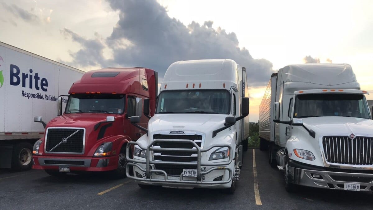 Дальнобойщики из Центральной Азии получают в Европе маленькую зарплату и живут в грузовиках