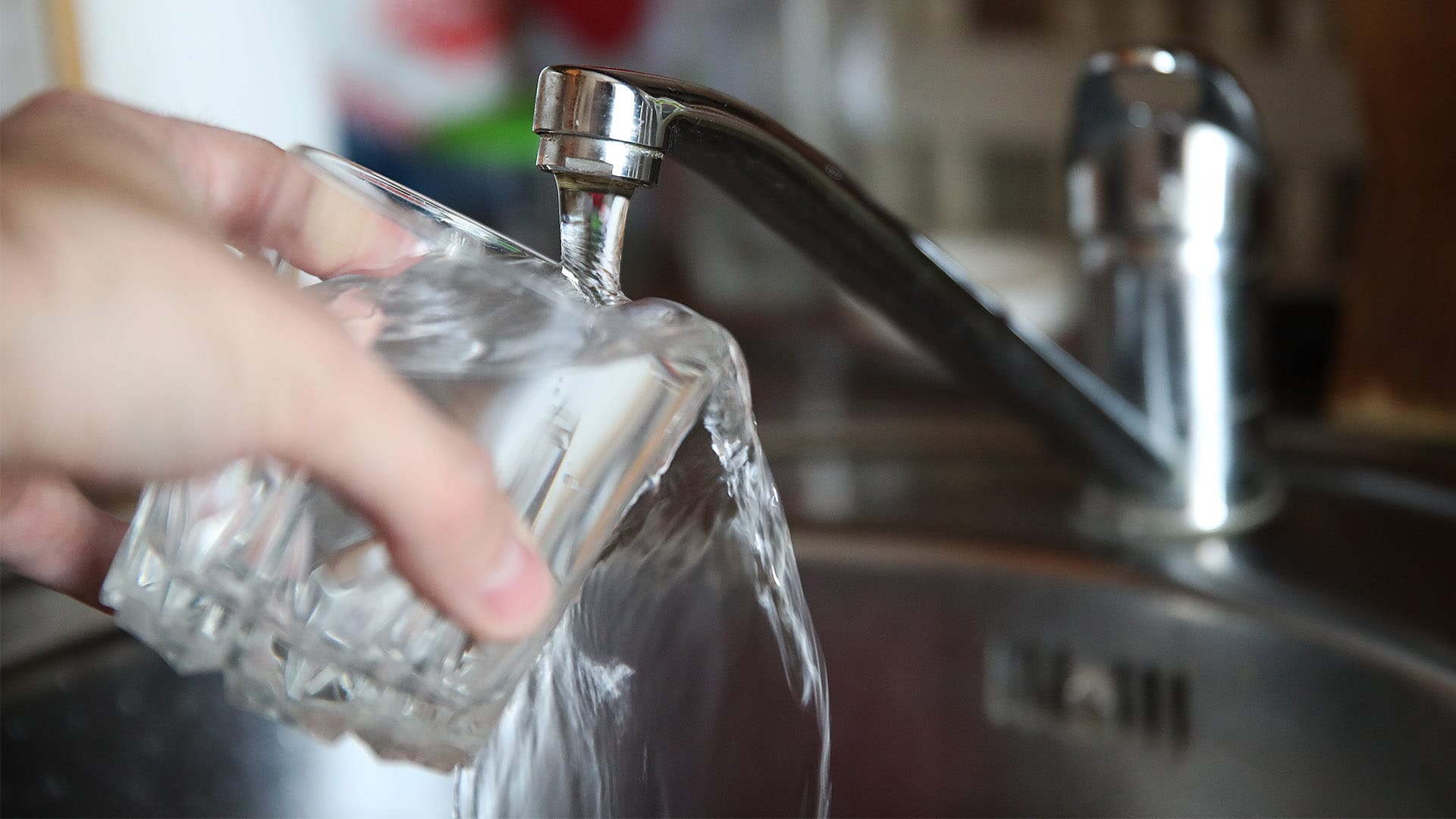 В Бишкеке хотят установить норму расхода питьевой воды на человека