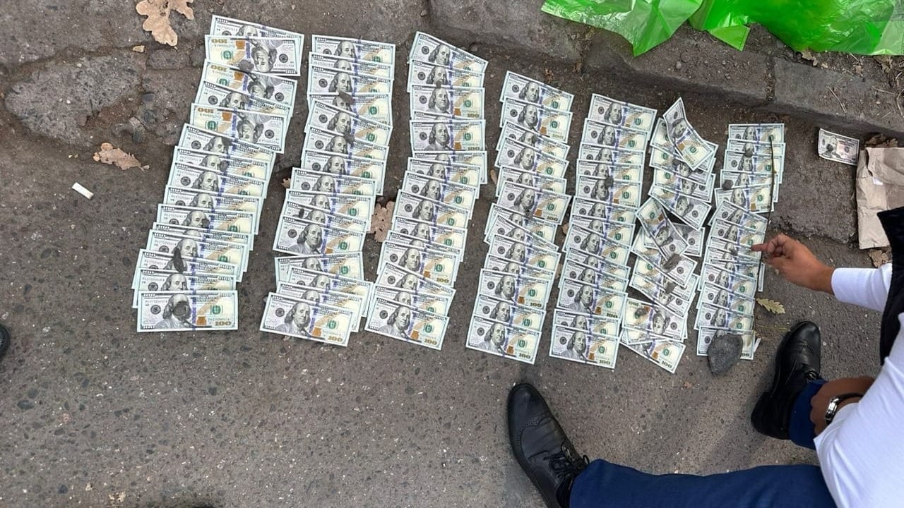 Пресечена деятельность транснациональной ОПГ, «отмывавшей» фальшивые доллары в  КР и Казахстане