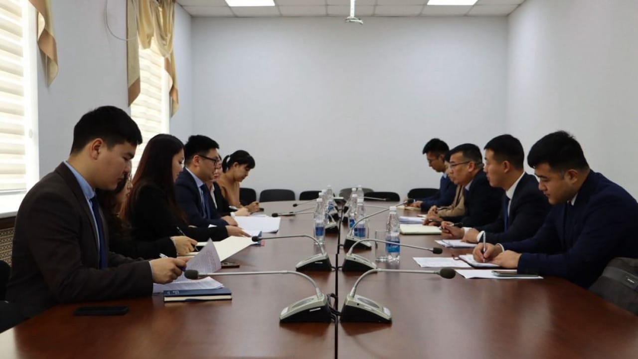 Кыргызстан и Китай обсудили ускорение реализации грантовых проектов