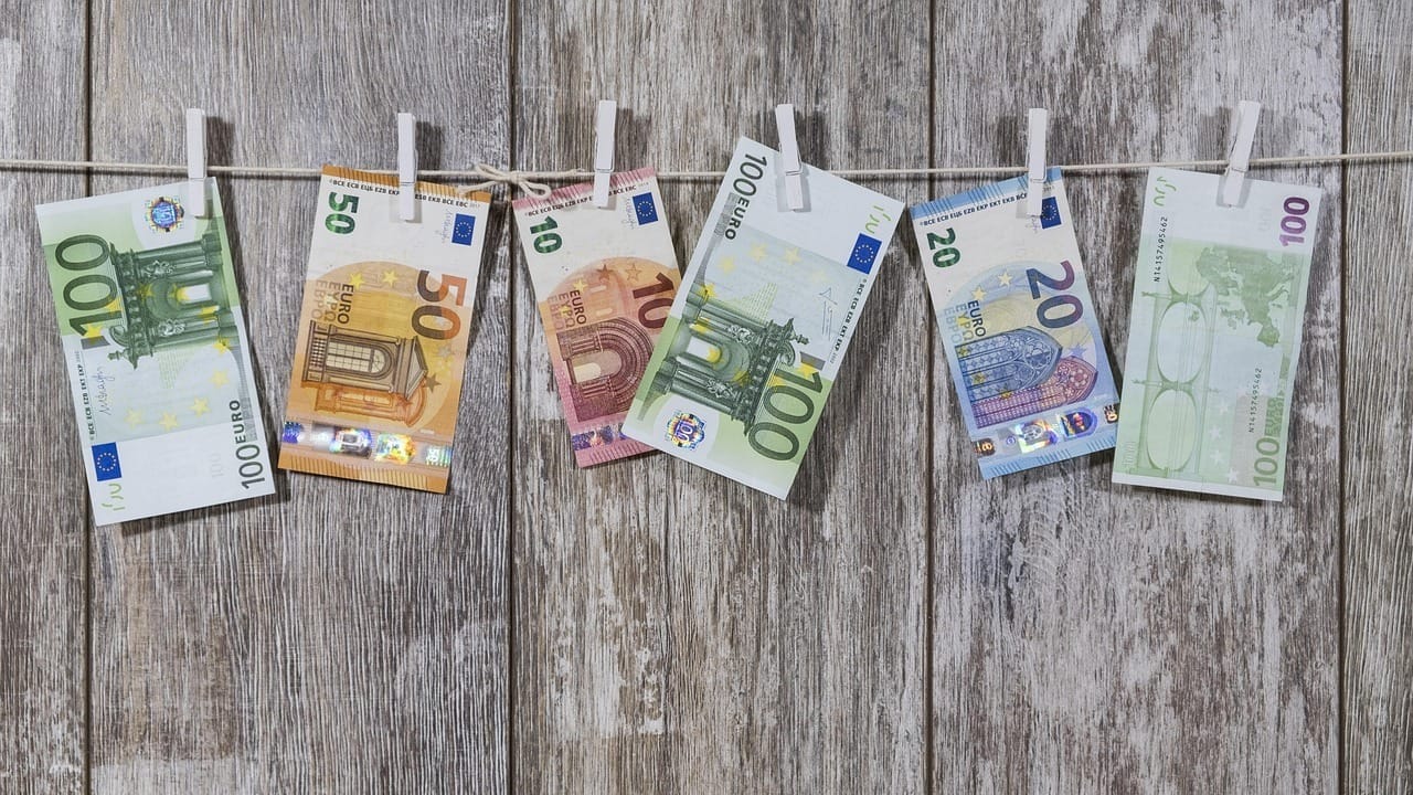 Курс валют на Моссовете: евро незначительно подорожал