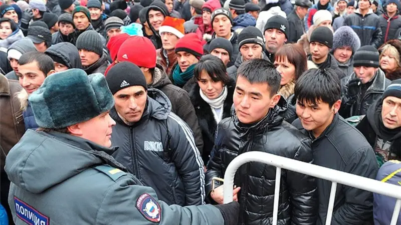 Трудовым мигрантам из КР вернули более 100 паспортов – их изъяли российские работодатели
