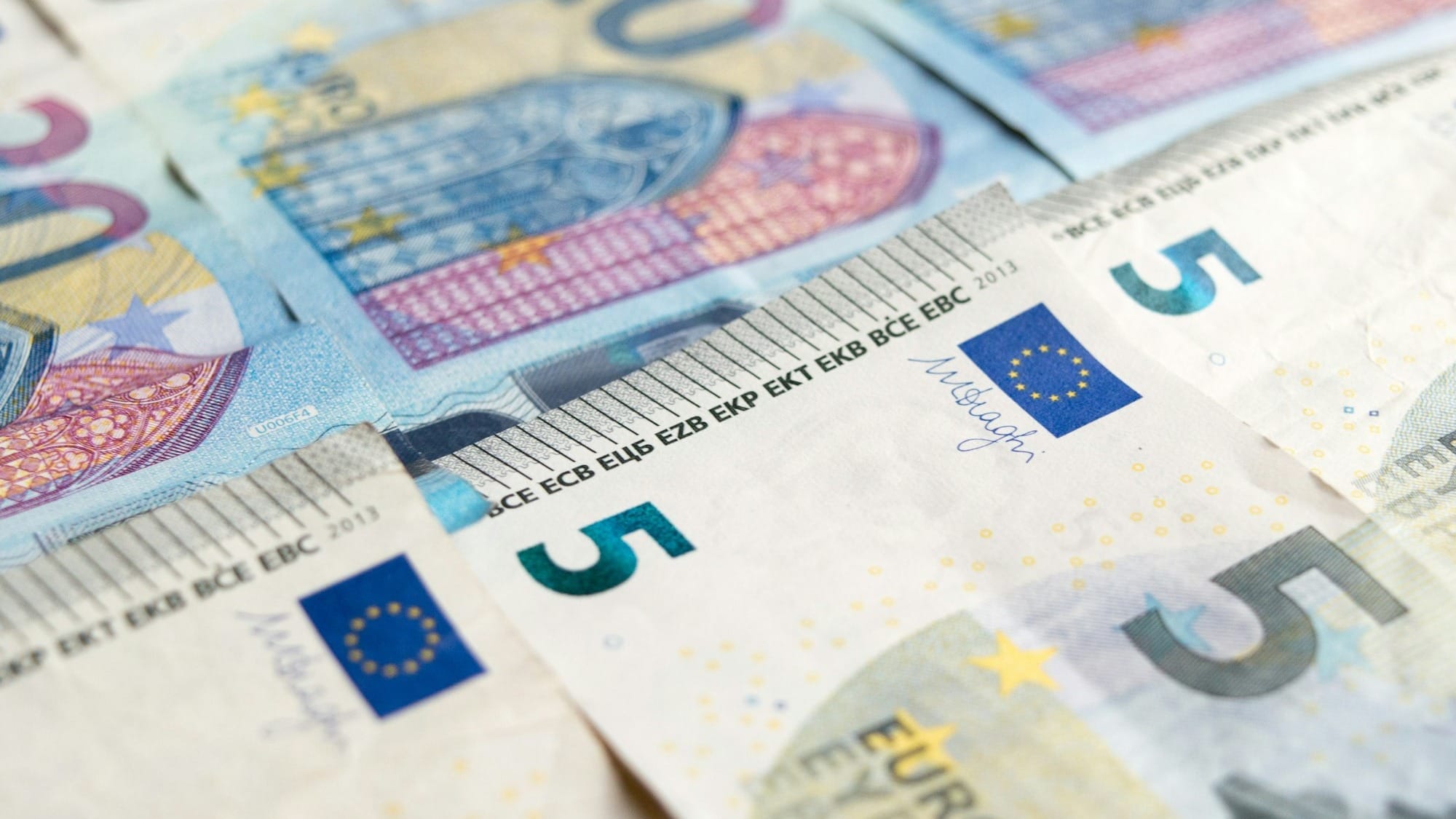 Евро вновь дороже 97 сомов – официальные курсы валют