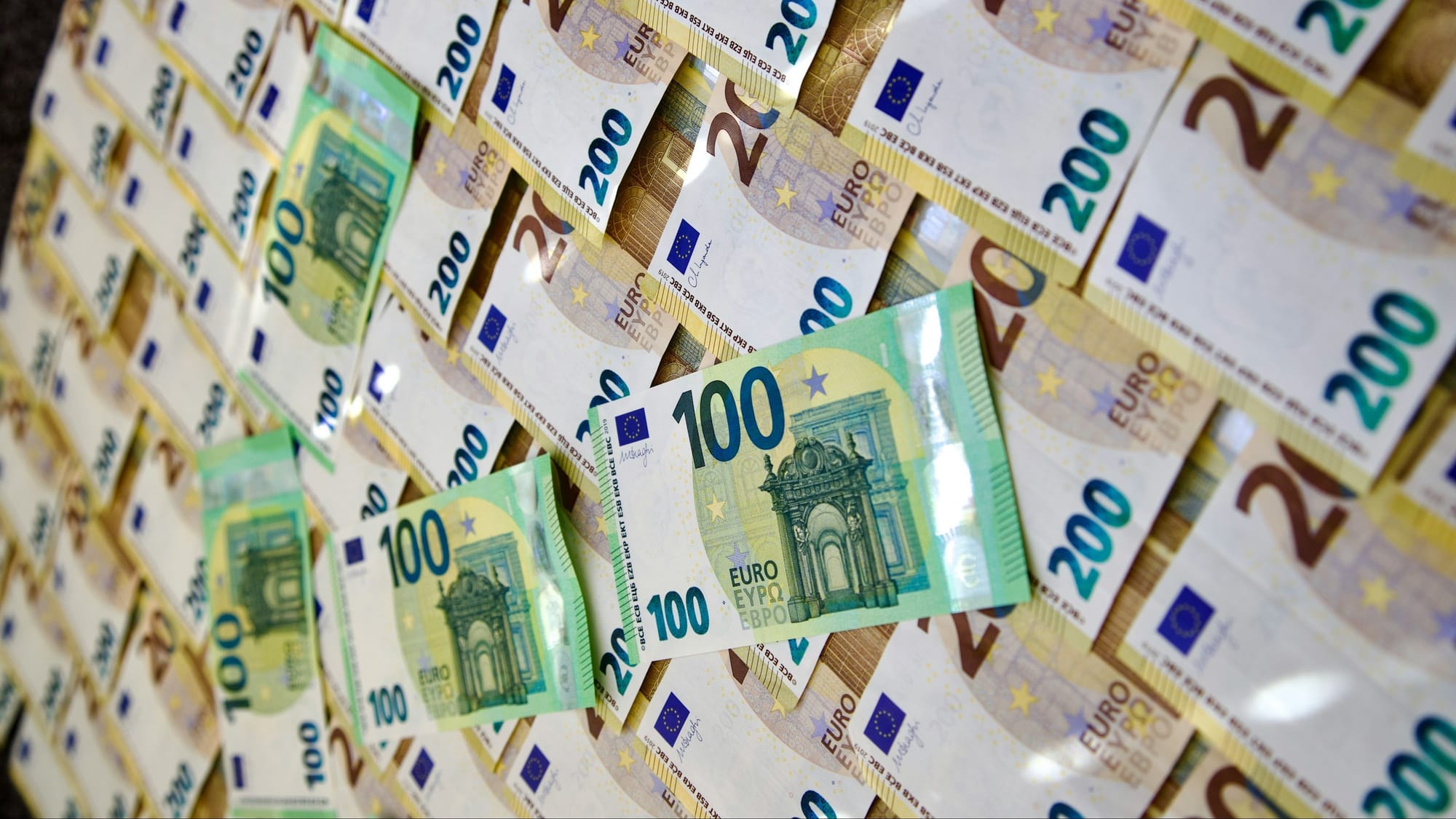 Евро подорожал, рубль и тенге продолжают терять в цене – официальные курсы валют