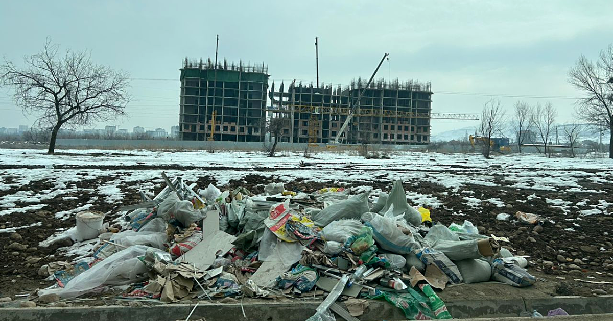 Мэрия Бишкека оштрафовала пять стройкомпаний за мусор и неубранную территорию