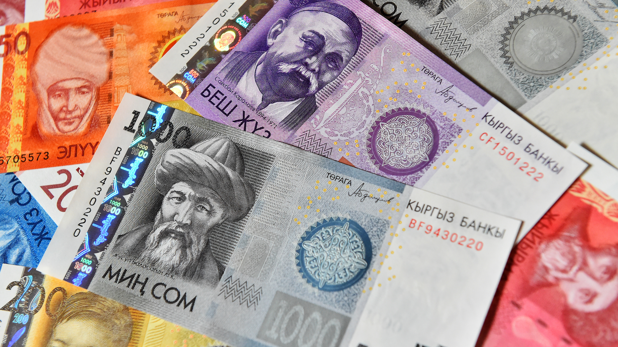 В 2023 году сом подешевел к основным валютам, но укрепился к турецкой лире, рублю и йене