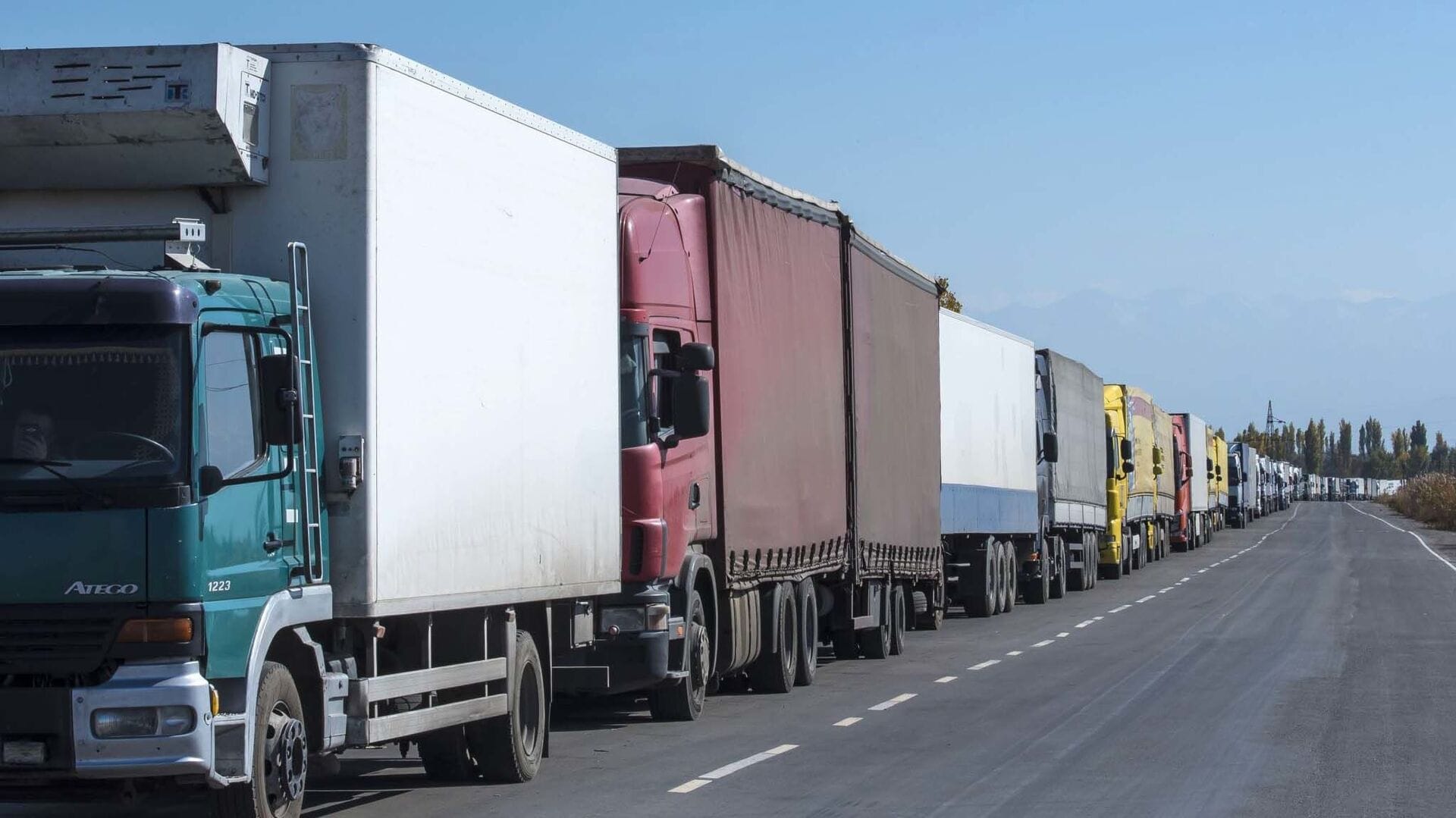 На кыргызско-казахской границе образовался затор из 520 грузовиков