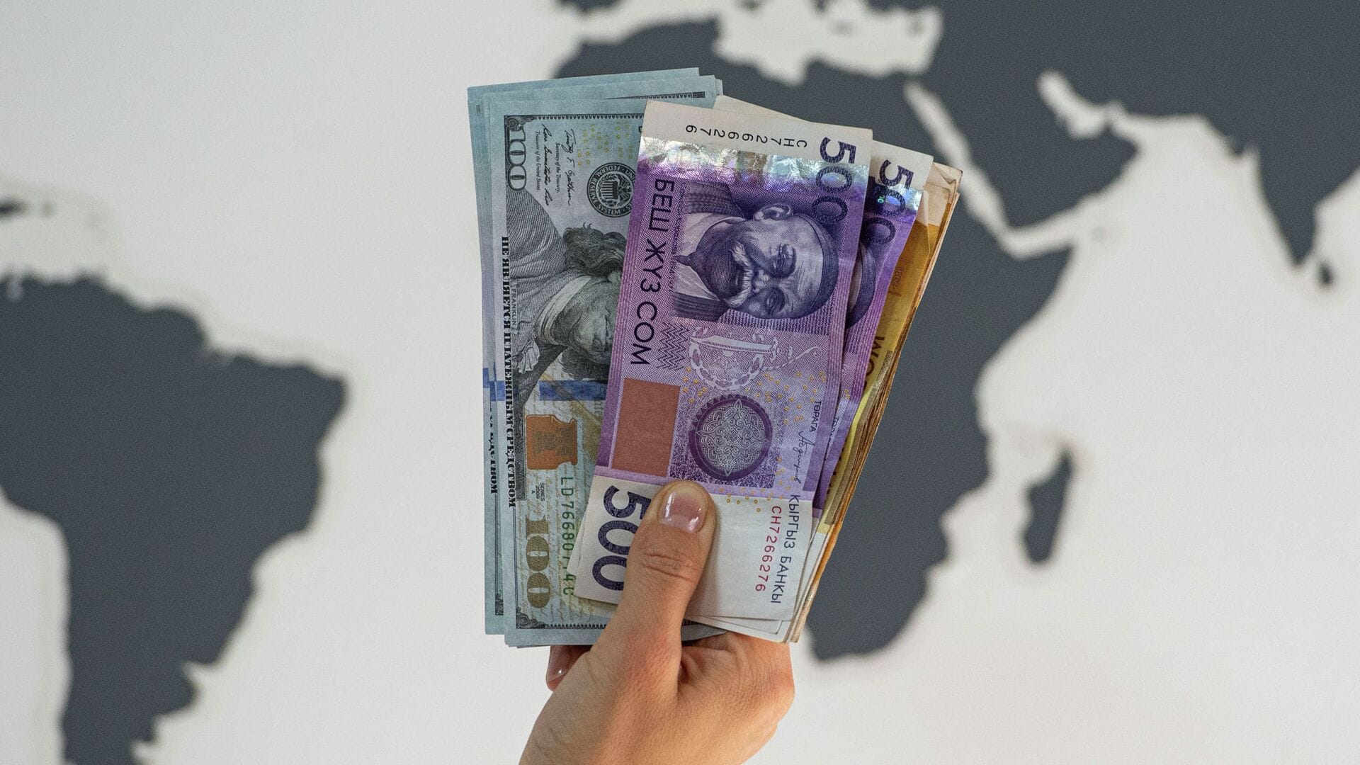 Приток денежных переводов в КР за январь составил $259 млн – большая часть поступила из России