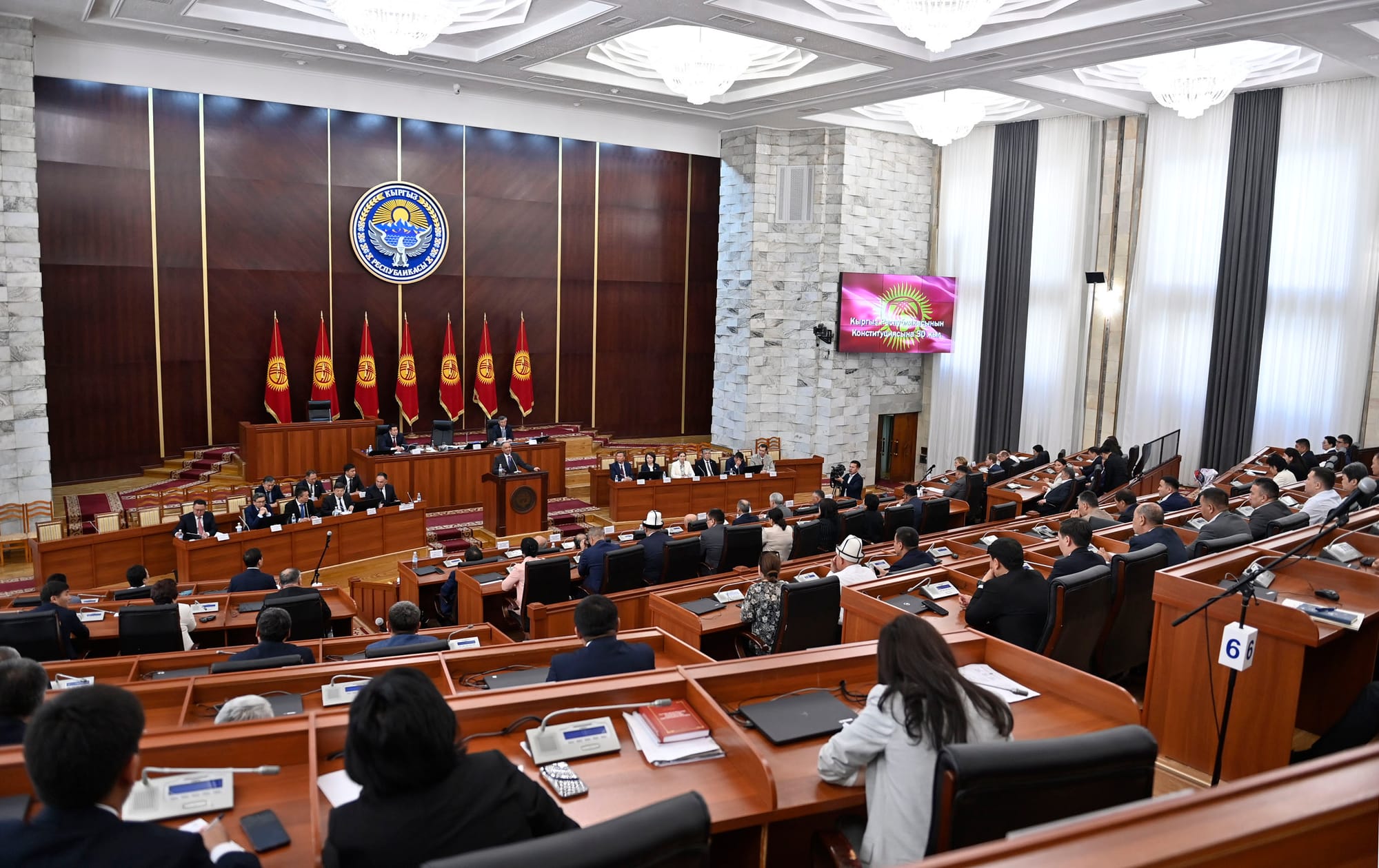 Жогорку Кенеш одобрил закон «Об НКО» в третьем чтении