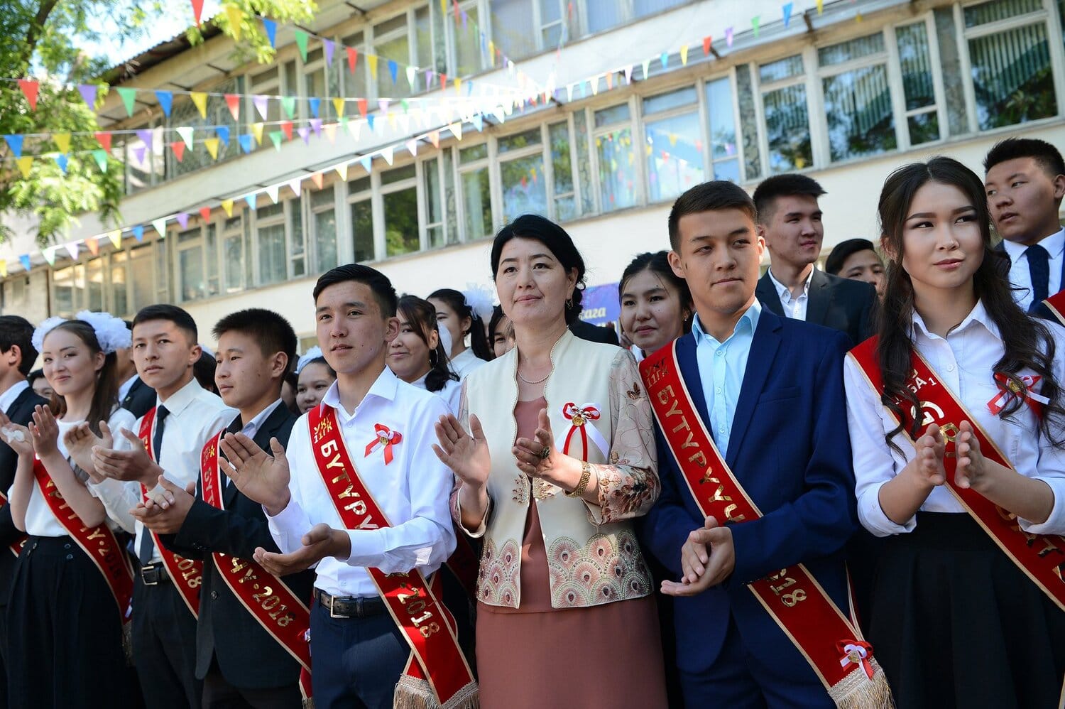 В Кыргызстане планируют поэтапно ввести 12-летнее школьное образование