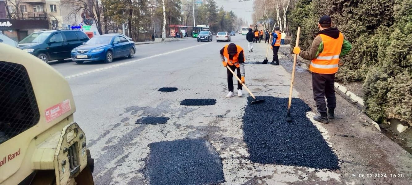 Срок службы дорожного покрытия на одной из главных улиц Бишкека вышел 15 лет назад