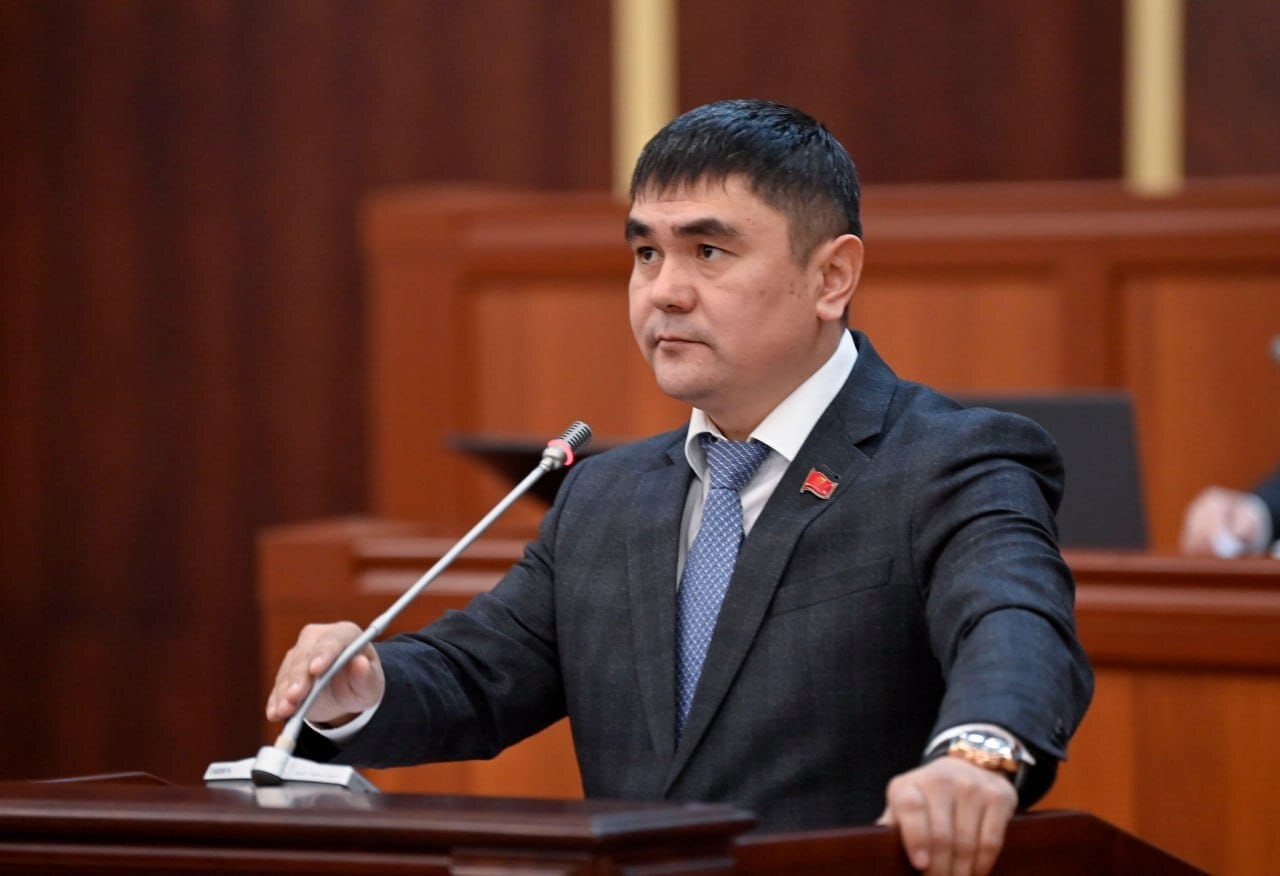 Депутат Айбек Осмонов сдает мандат – ранее его обвиняли в связях с Матраимовым