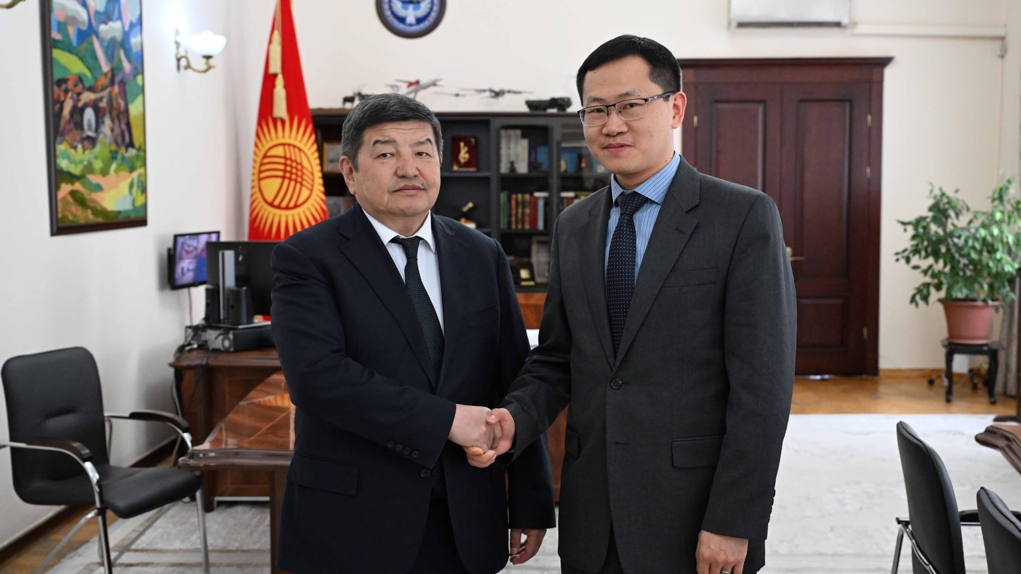 Акылбек Жапаров обсудил с главой АБР в Кыргызстане строительство Камбаратинской ГЭС-1