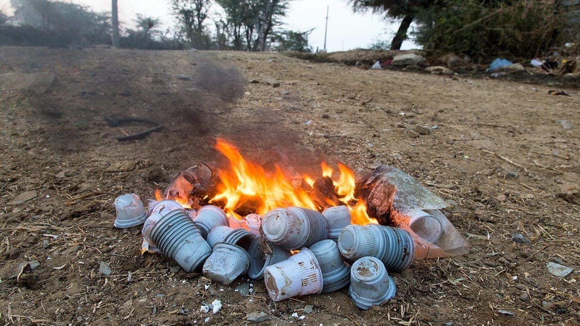 Горячая охота: Мэрия оштрафовала бишкекчан за сжигание отходов