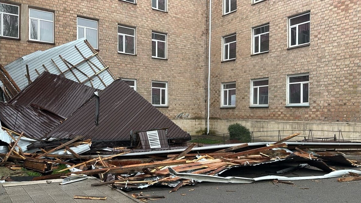 Ураган повредил в Бишкеке 11 школ и восемь детских садов