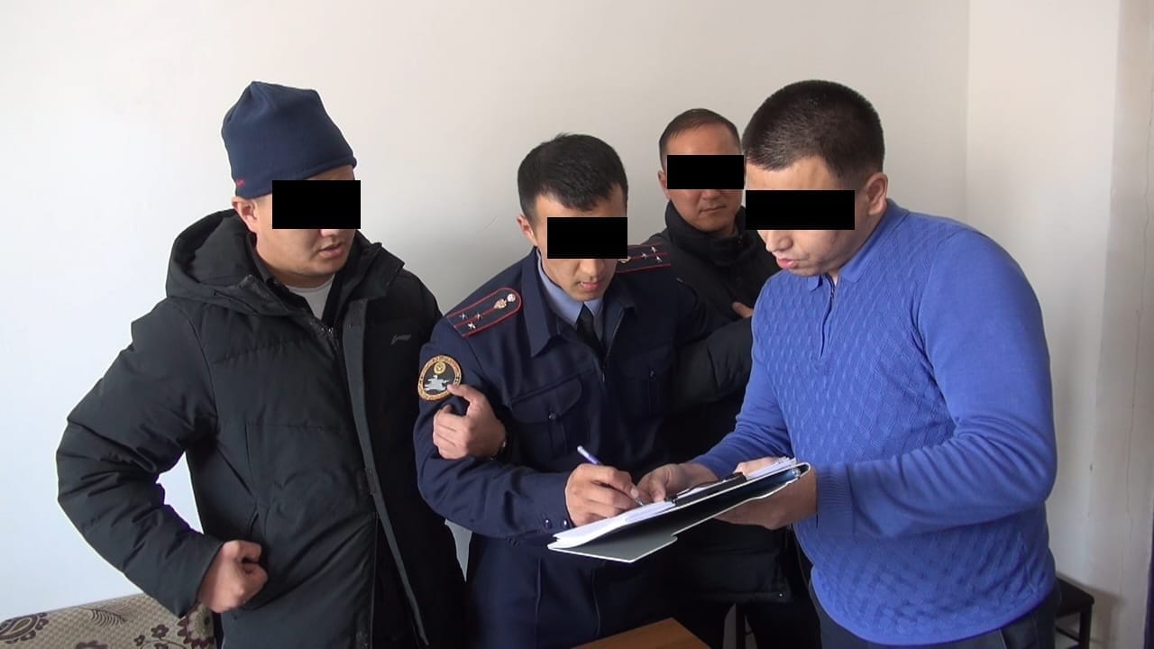 100 тысяч сомов за решение дела: следователь и прокурор в Нарынской области задержаны за взятку