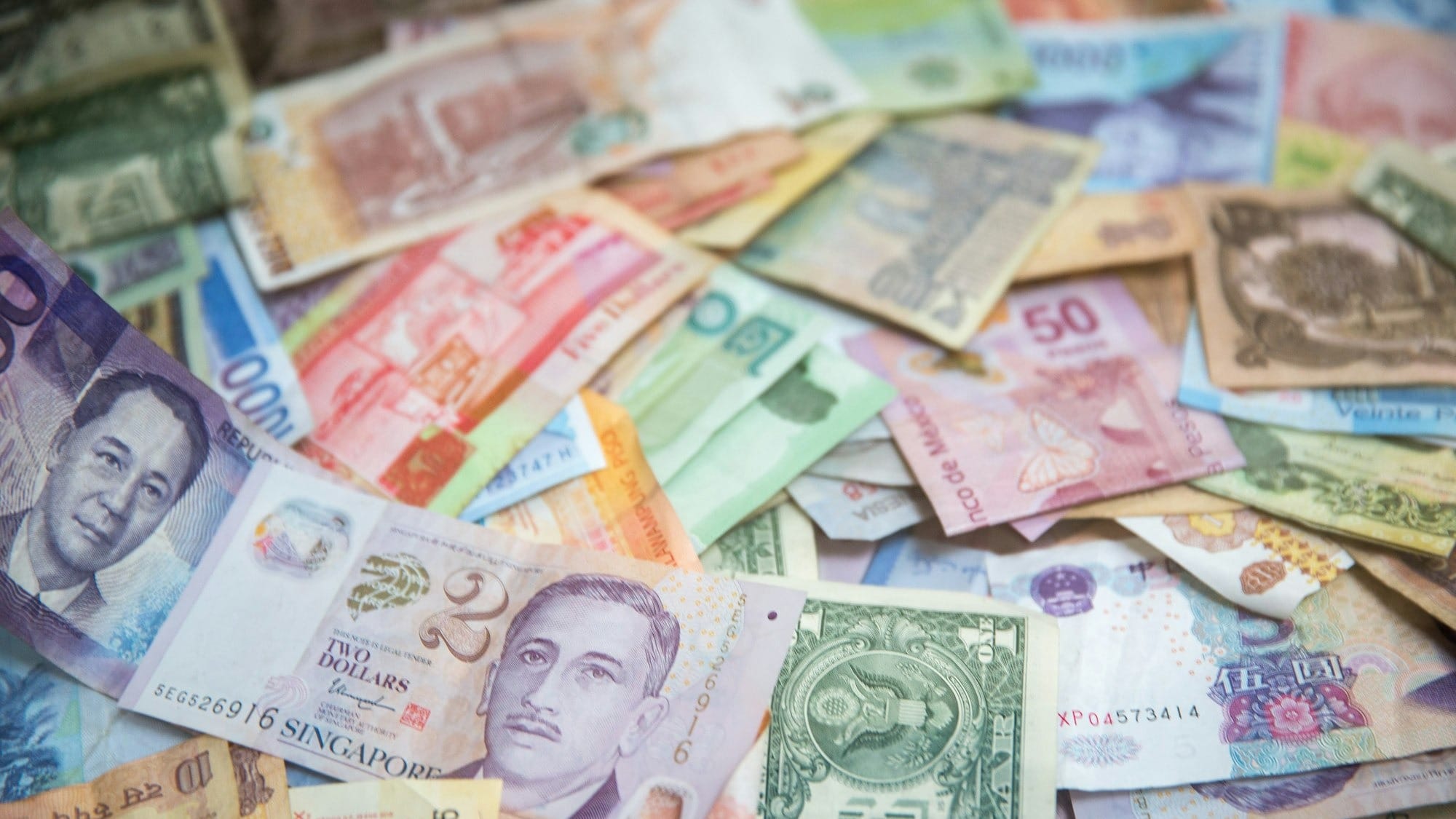 Евро, рубль и тенге подешевели к сому – официальные курсы валют