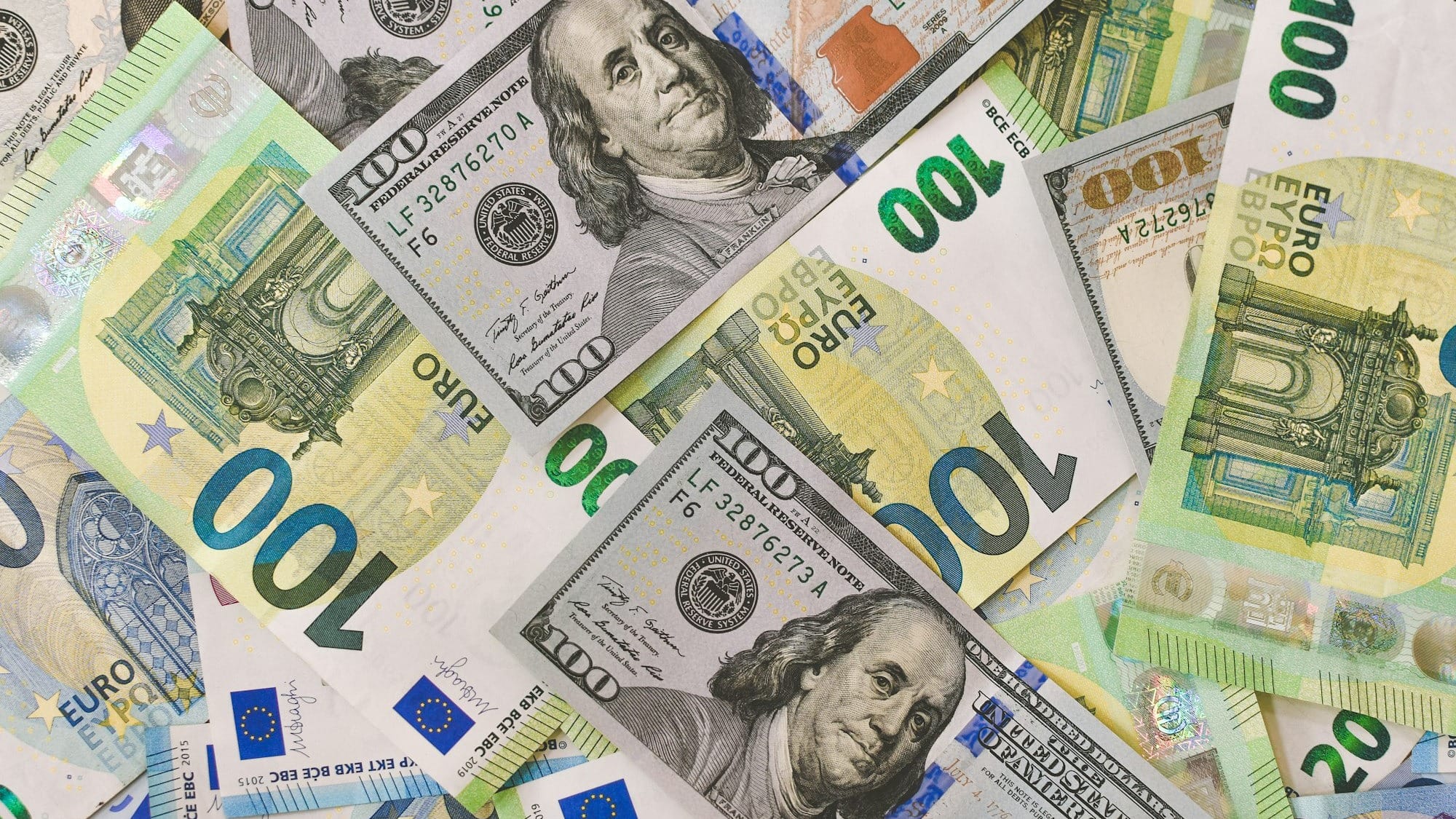 После интервенции НБКР доллар и евро выросли в цене – официальные курсы валют