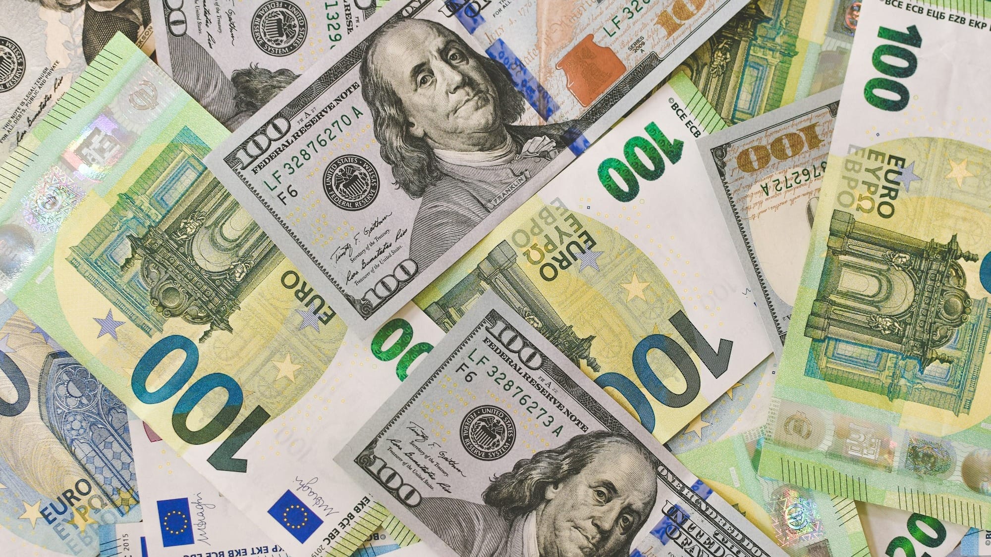 Доллар вернулся к февральским уровням, рубль и евро подорожали – официальные курсы валют
