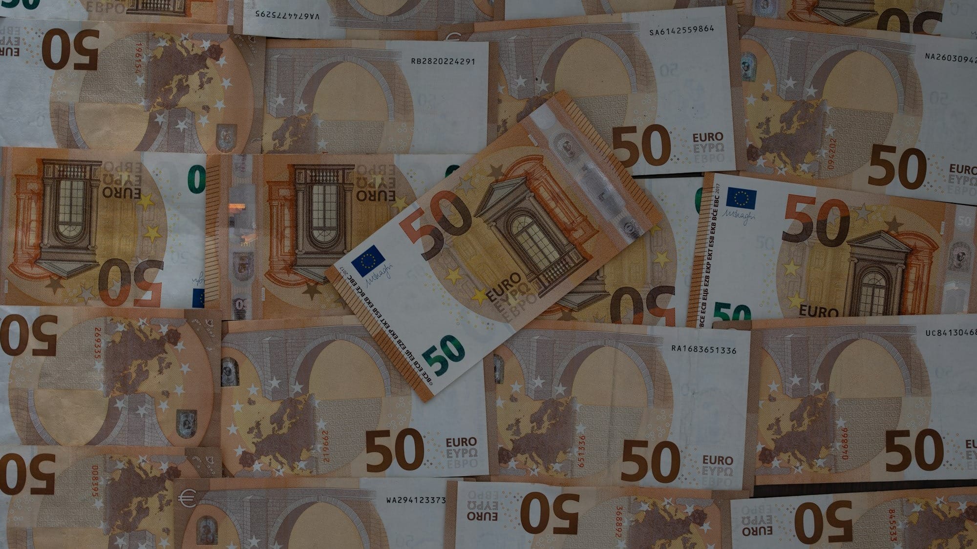 Евро снова дороже 97 сомов – официальные курсы валют
